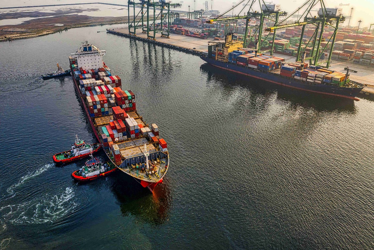 Sewa Kapal Tugboat dan Barge, Tulang Punggung Logistik Maritim Internasional dan Indonesia